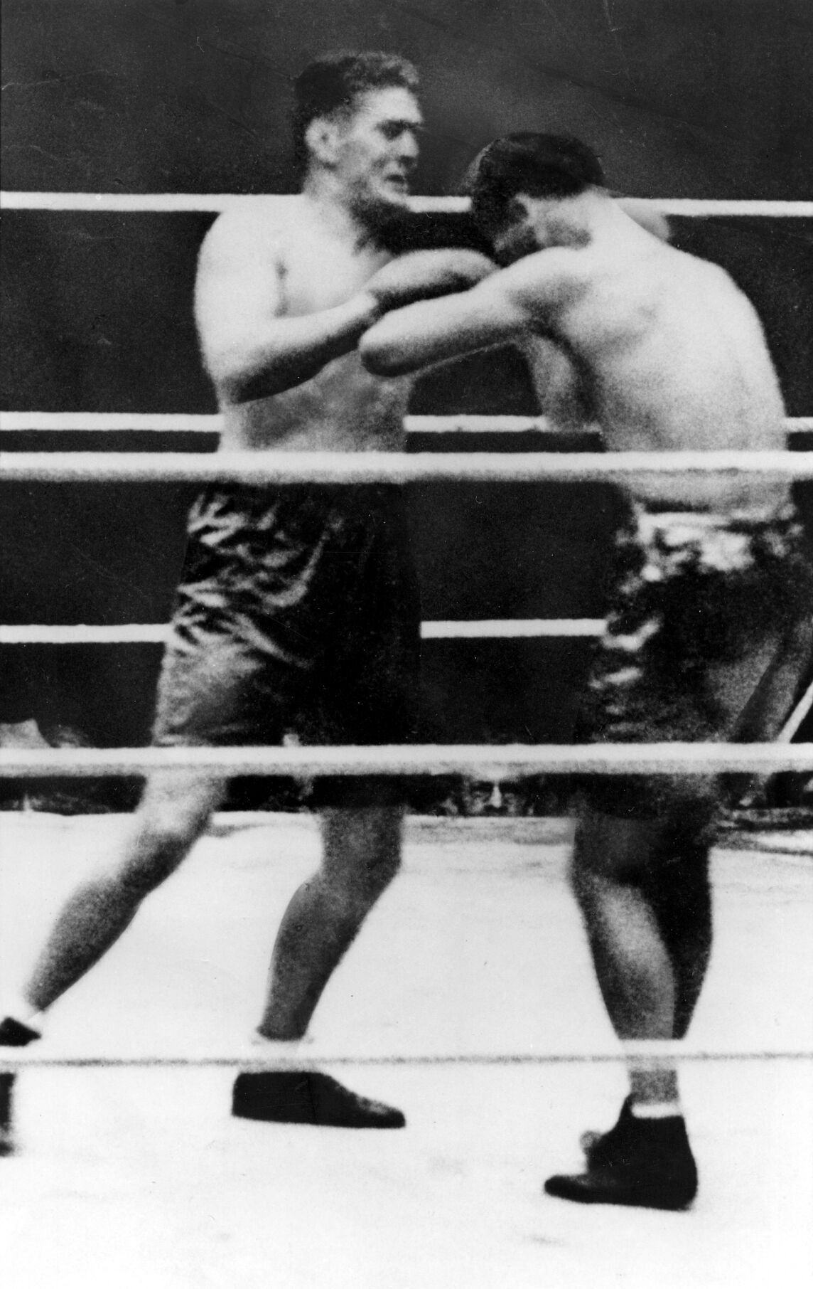 1926: Gene Tunney beats Jack Dempsey with a 10-round decision to retain title